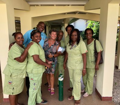 Lesje zuurstof toedienen met een transportflesje bij Nos Lanterna